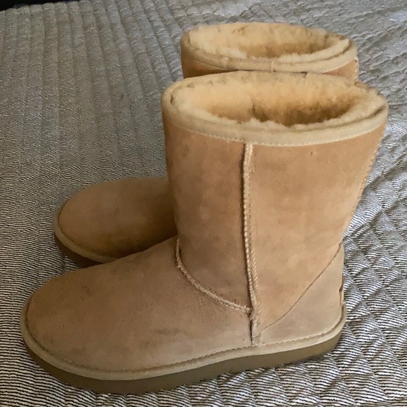 Ugg’s size 7 - Picture 4 of 4